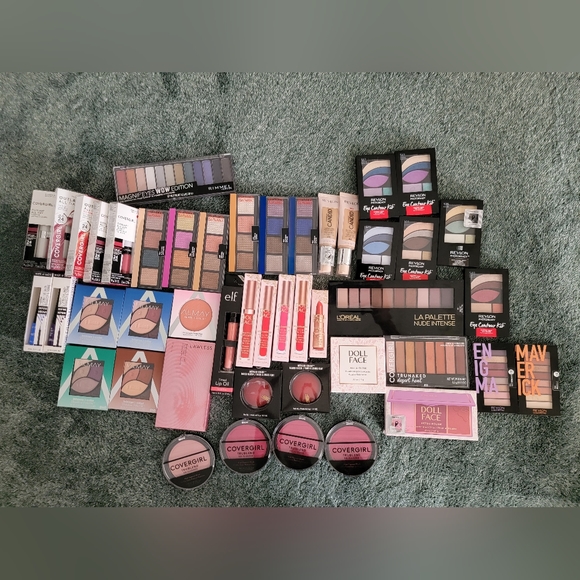 Mystery Makeup Box 📦 ✨️ - Picture 3 of 6